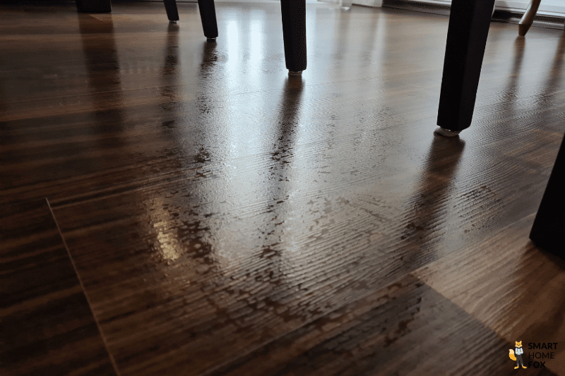 Nachdem der Ecovacs Deebot X1 Turbo unter dem Esstisch gewischt hat, sind Wasseransammlungen zu sehen.